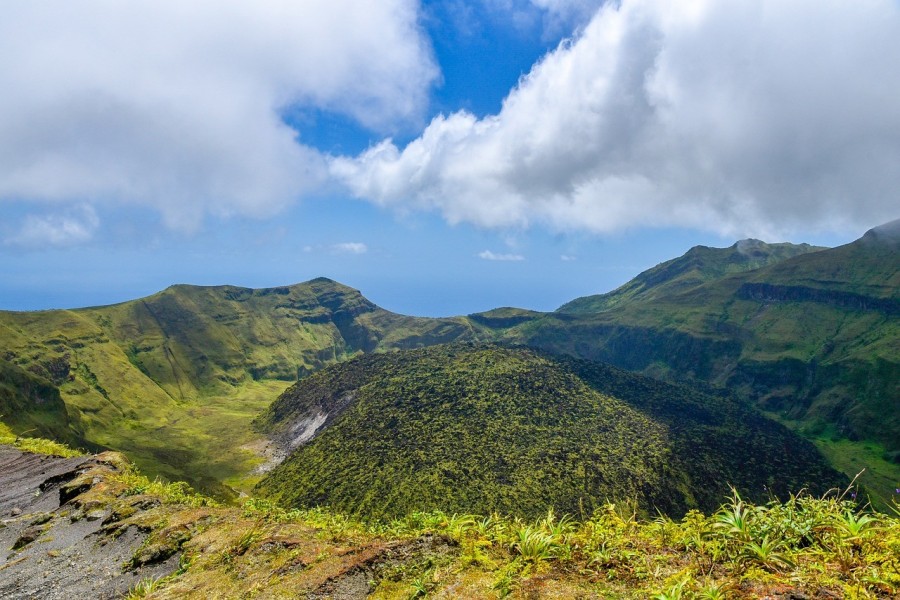 Découvrir la Soufrière de Guadeloupe : un volcan majestueux