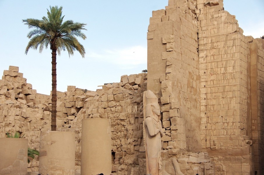 Où est situé le temple de Karnak ?